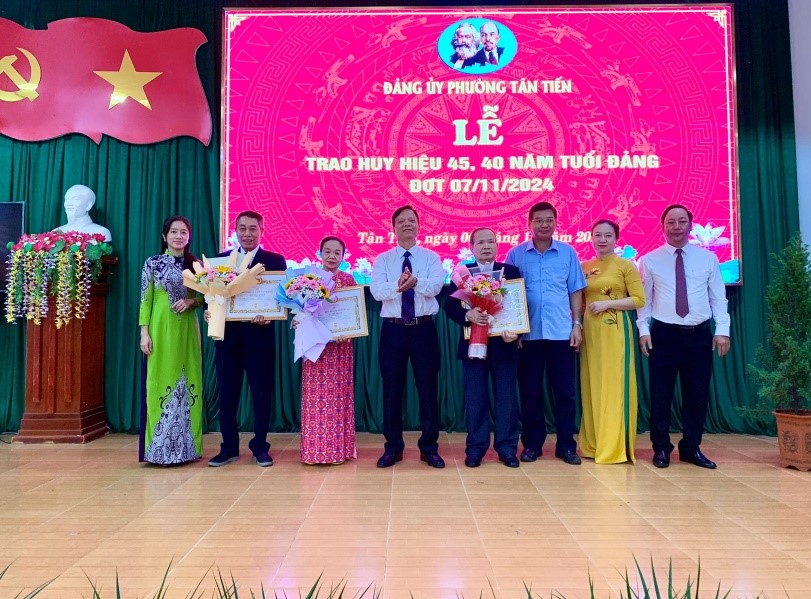Đảng ủy phường Tân Tiến (mới) tổ chức Lễ trao Huy hiệu Đảng đợt 07/11/2024
